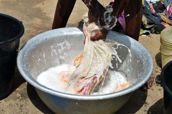 Wäschewaschen in Togo.