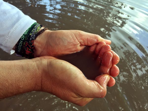 Verschmutztes Wasser aus dem See