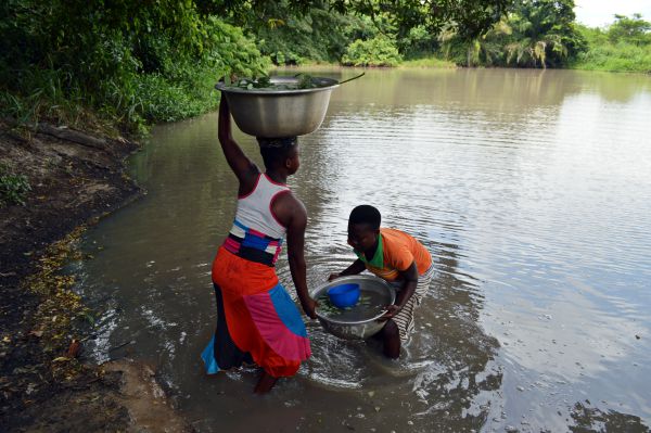 Wasser aus dem See in Togo