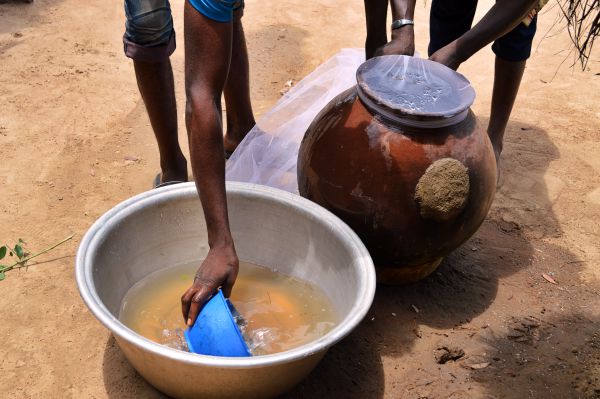 Einfach Filtrierung des Wassers in Togo.