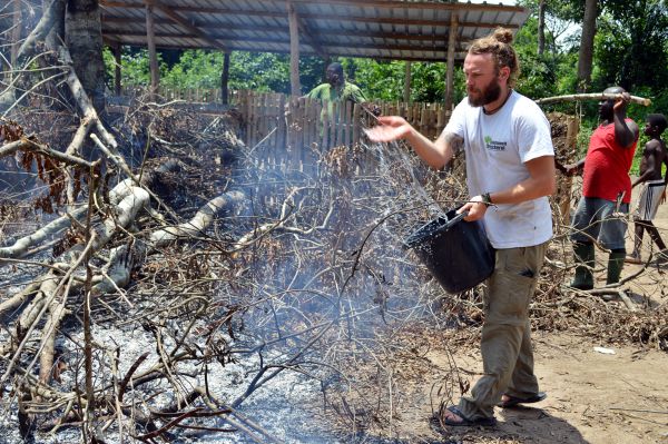 Löschen eines Feuers in Togo