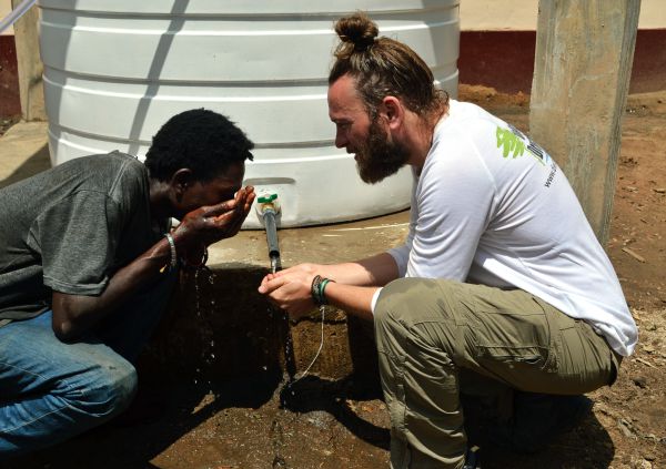 Wasser trinken in Togo.