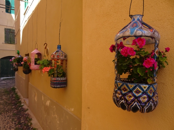 Upcycling: Wasserflaschen als Blumenkästen