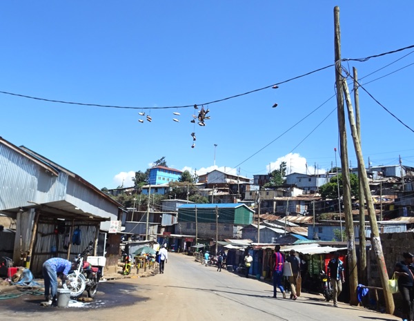 Eine Auto- und Motorradwaschanlage. Mit dem eingesetzten Wasser muss allerdings extrem sparsam umgegangen werden, denn ein 20-Liter-Wasserbehälter kostet in Kibera ca. 5 Schilling (5 Eurocent). In der derzeitigen Trockenzeit gar 20 Schilling. Bei einer Arbeitslosenquote von 80 % und nur äußerst geringen Verdienstmöglichkeiten kein zu unterschätzender Geldbetrag.