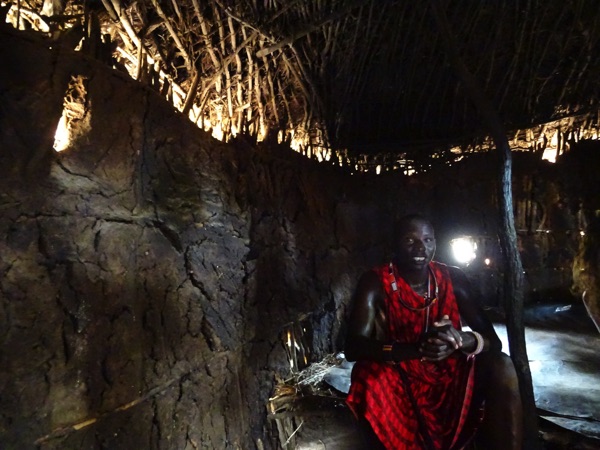 Zum Abschluss lädt uns ein Massai ins seine Hütte ein, die Enkaji genannt wird. Sie besteht aus getrocknetem Kuhdung. Der Kuhdung riecht aber nicht aufgrund einer speziellen Mischung und Behandlung. Bis zu drei Jahre hält die Hütte trotz Regenzeit, berichtet der Massai. Türen gibt es nicht. Das Leben im Enkang (Dorf) beruht auf Vertrauen.