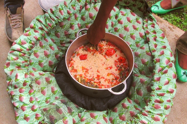 Klimaschonende Kochtasche in Kamerun