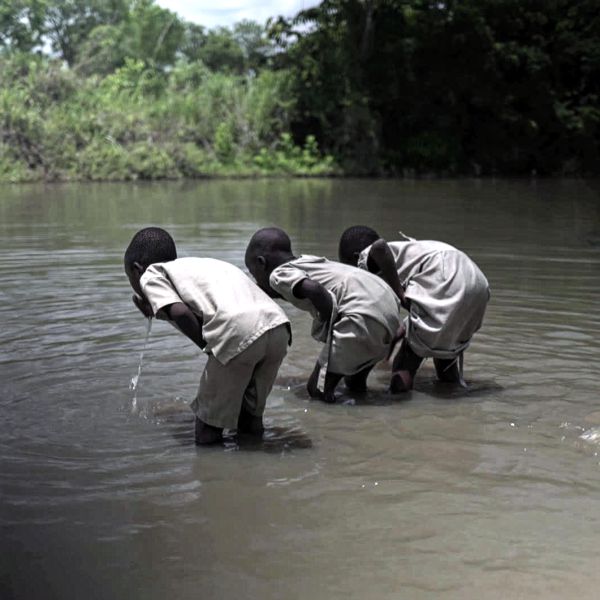 Kinder trinken Seewasser in Togo