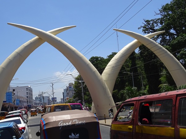 Jede Menge hupende Tuk Tuks (Autorikschas) und halsbrecherisch überholende Matutus auf den Straßen von Mombasa.
