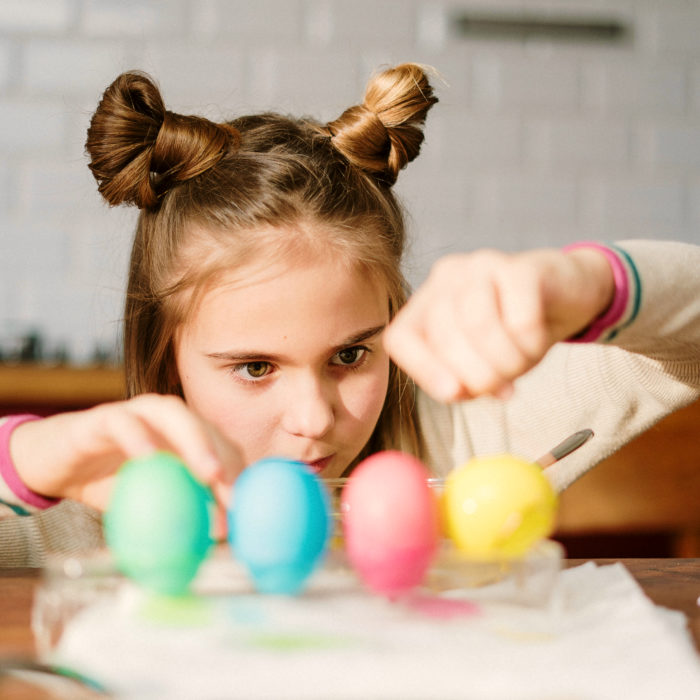 Nachhaltige Ostern: Kind beim Eier färben