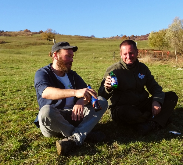 Anstoßen mit Bier in Rumänien