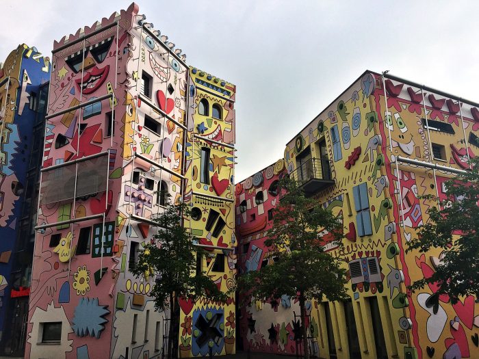 Das Rizzi-Haus in Braunschweig - Die Fassade zieren hauptsächlich fröhliche Gesichter.