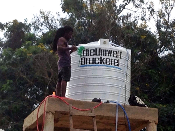 Wasserfilter in Togo mit dieUmweltDruckerei-Logo